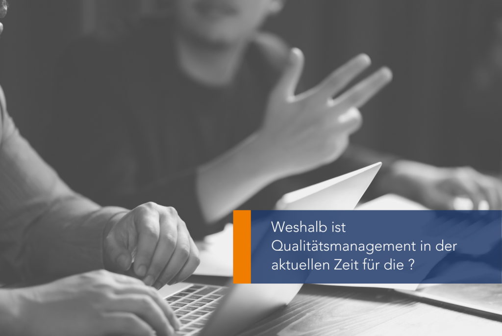 Eine Person, die einen Computer benutzt