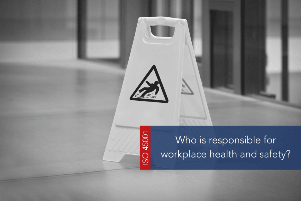 A white sign with a black arrow